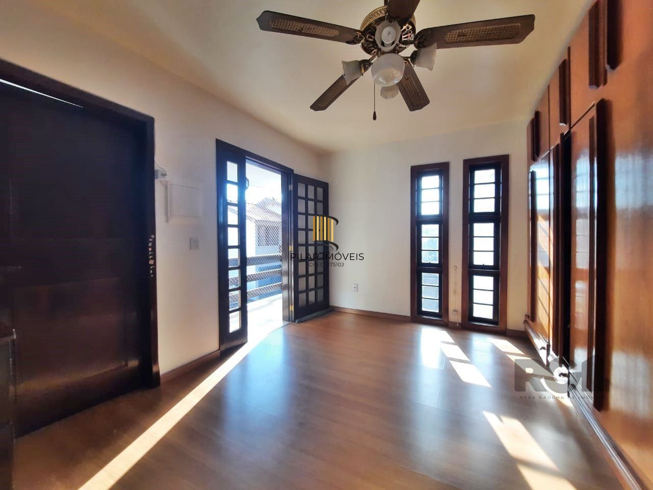 casa em condomínio com 3 dormitórios, sendo 1 suíte e vaga para dois carros no bairro Tristeza