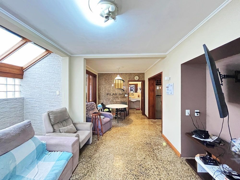 Casa ampla com piscina, adega, quiosque com churrasqueira e casa nos fundos (edícula).