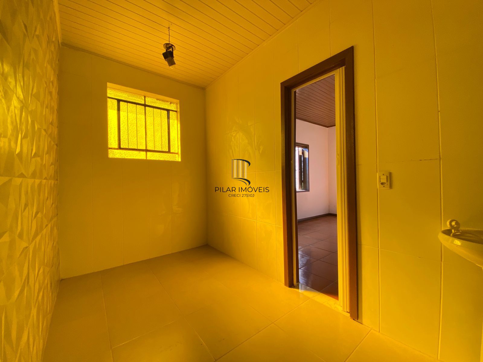 Casa de (3)três quartos, sendo uma suíte com duas vagas de garagem.
