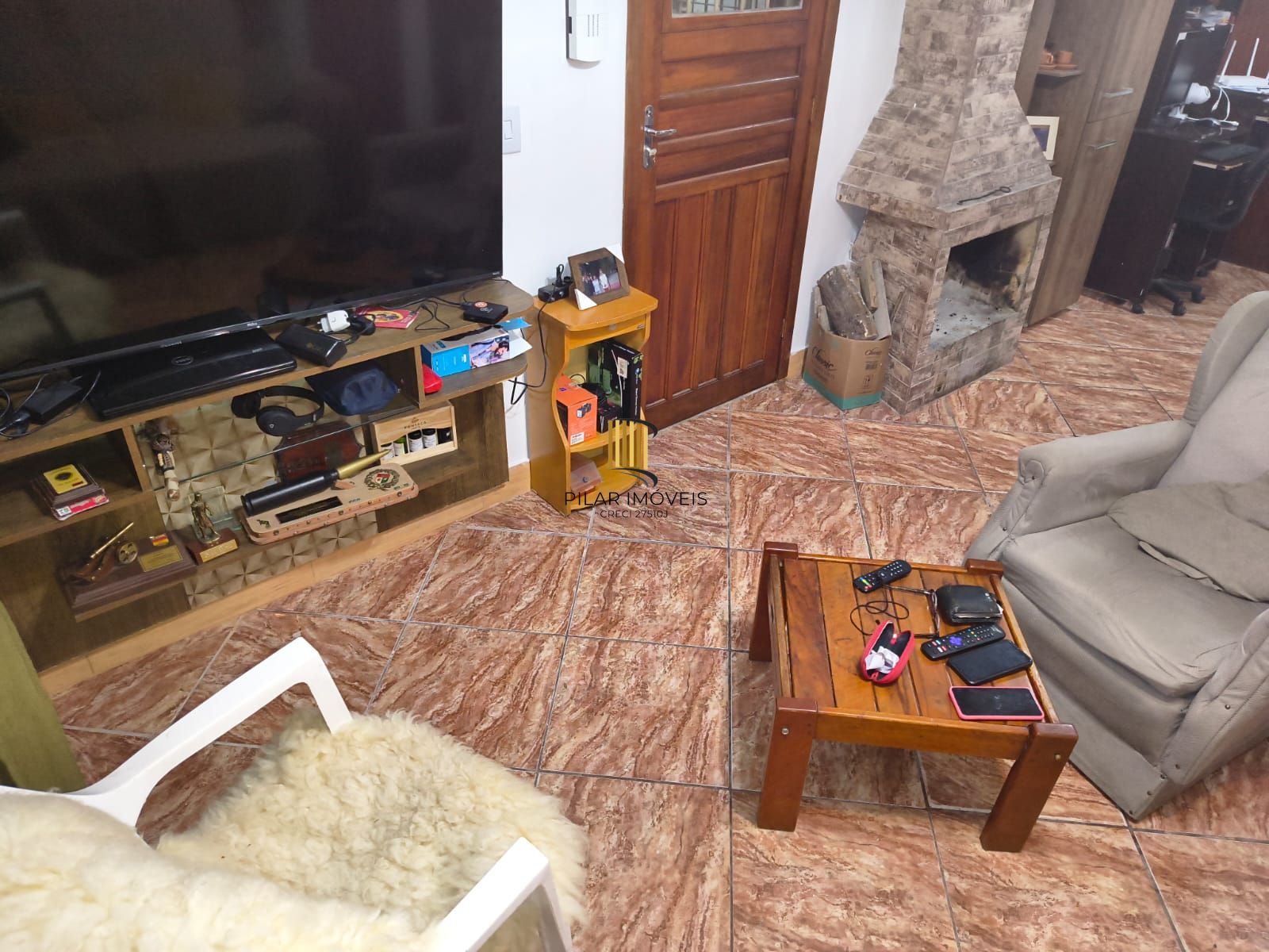 Casa com 2 vagas de garagem para carros pequenos