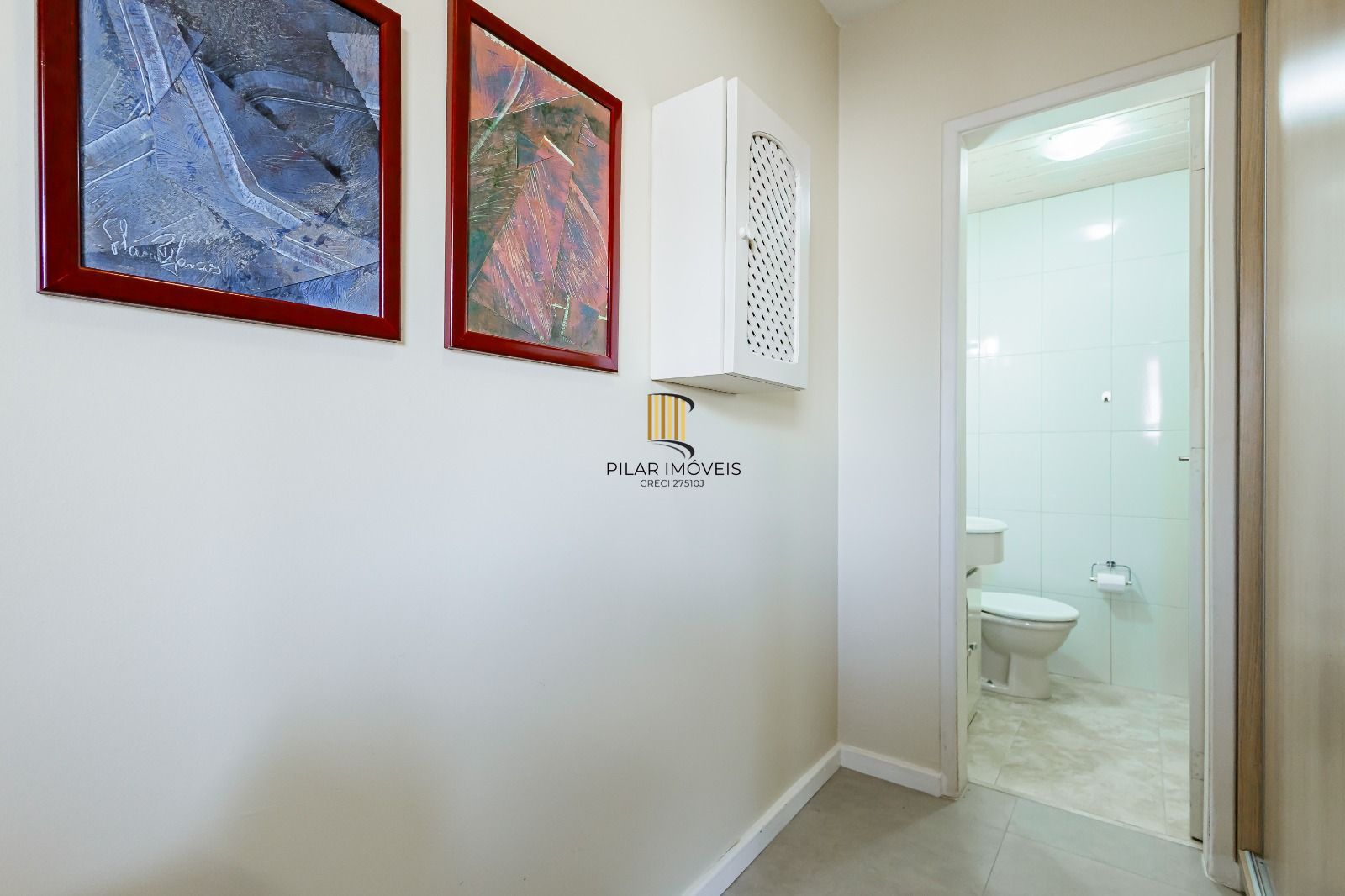 Apartamento a venda com dois dormitorios e vaga coberta no bairro Menino Deus.