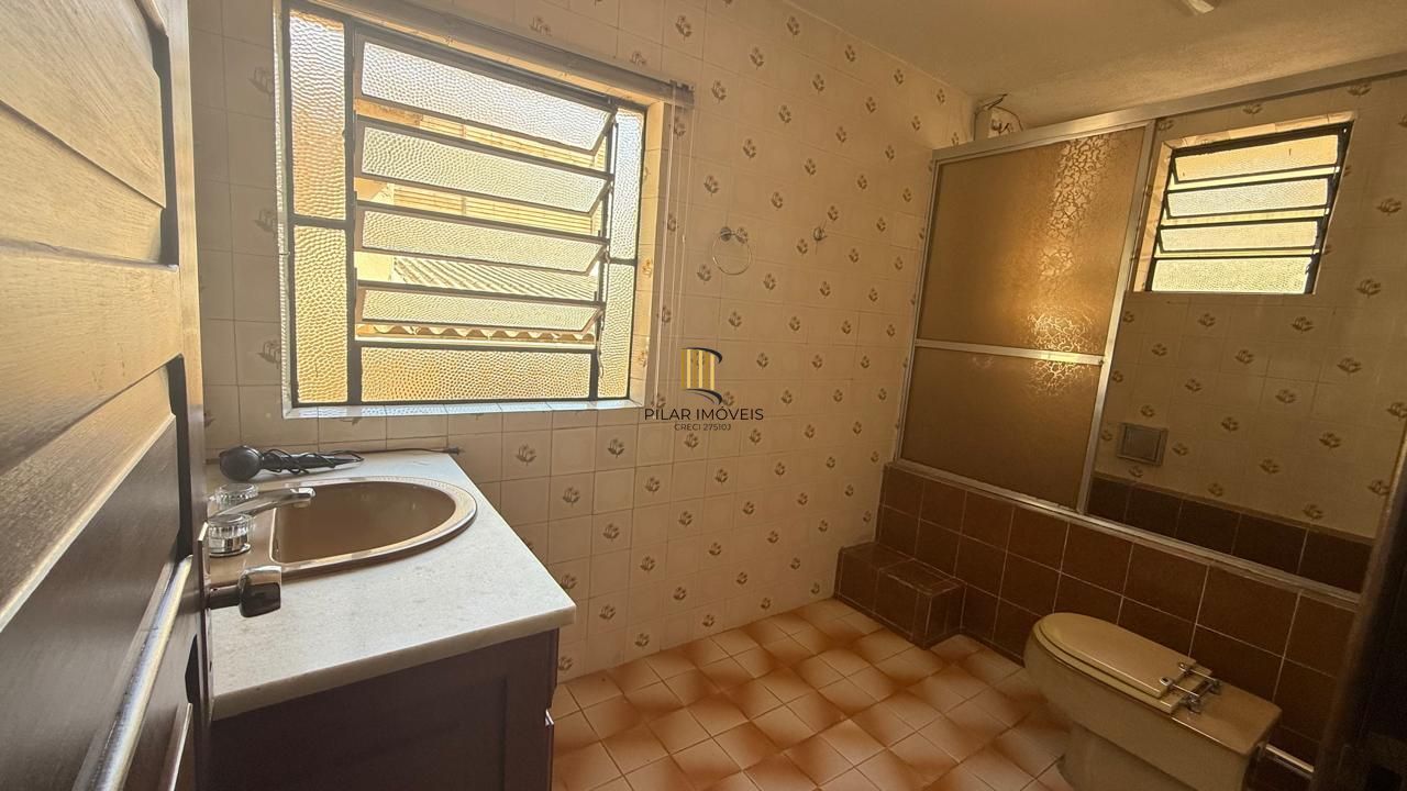 CASA 3 DORMITÓRIOS 4 BANHEIROS 4 VAGAS 1 SUÍTE, PÁTIO NO BAIRRO MEDIANEIRA PORTO ALEGRE/RS
