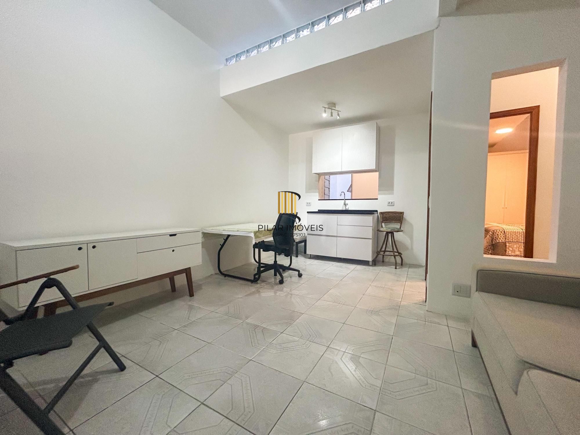 Apartamento de 1 dormitório, suíte ampla, semimobiliado, com pátio privativo no bairro Mont Serrat.