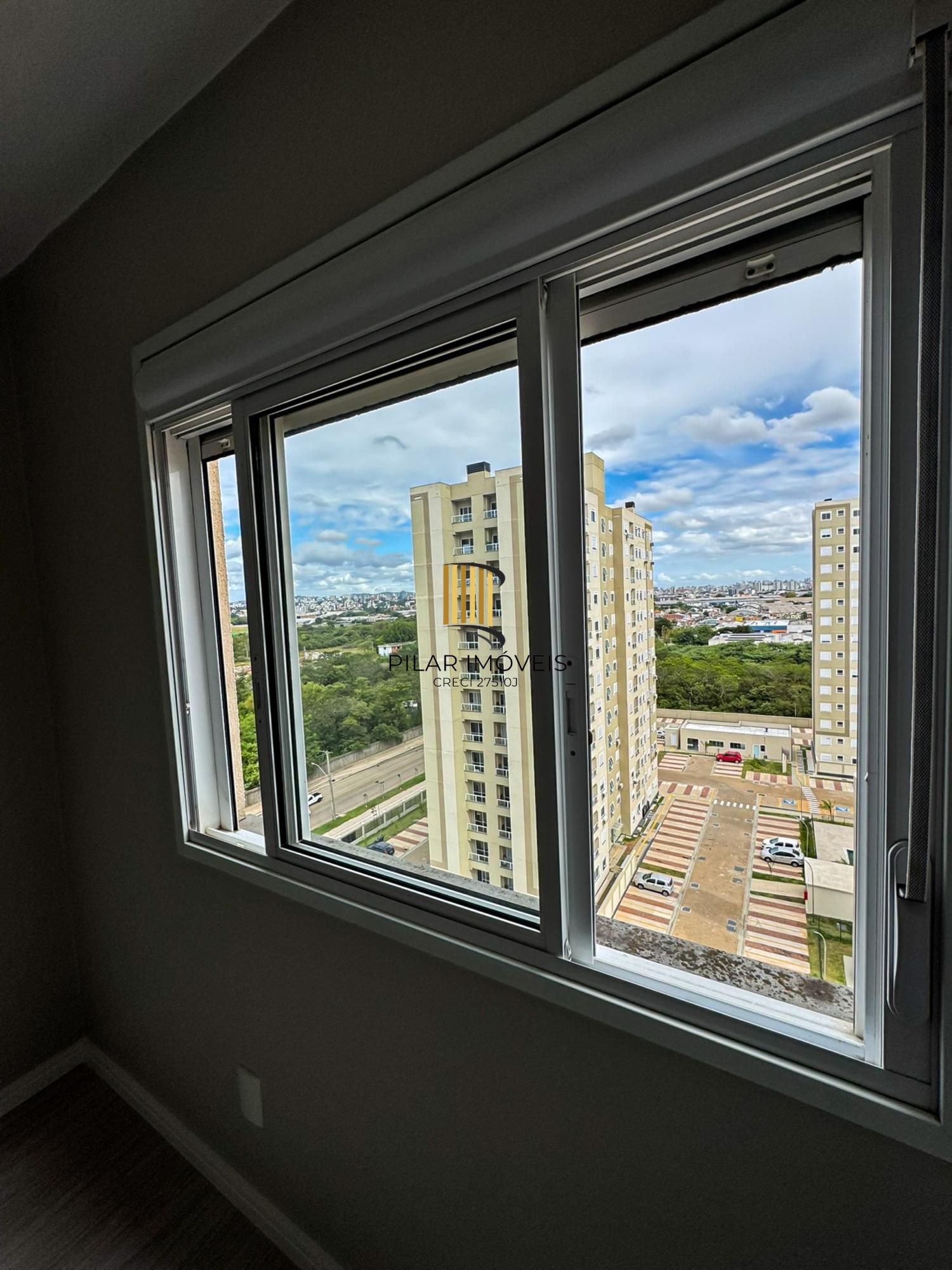 Apartamento com 02 quartos e 01 vaga escriturada no Bairro Humaitá