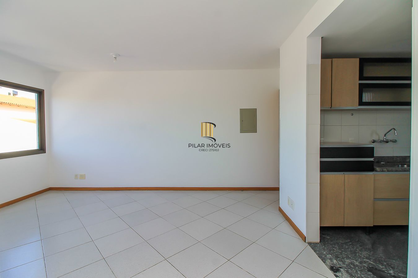 Apartamento à venda na Aparício Borges – 2 dormitórios, iluminado e com ótimo custo-benefício!  Excelente oportunidade para quem busca praticidade e conforto! Apartamento com 2 dormitórios, bem iluminado, arejado e com ótimo aproveitamento de espaço. Localizado em andar alto (prédio sem elevador), ideal para quem valoriza privacidade e tranquilidade