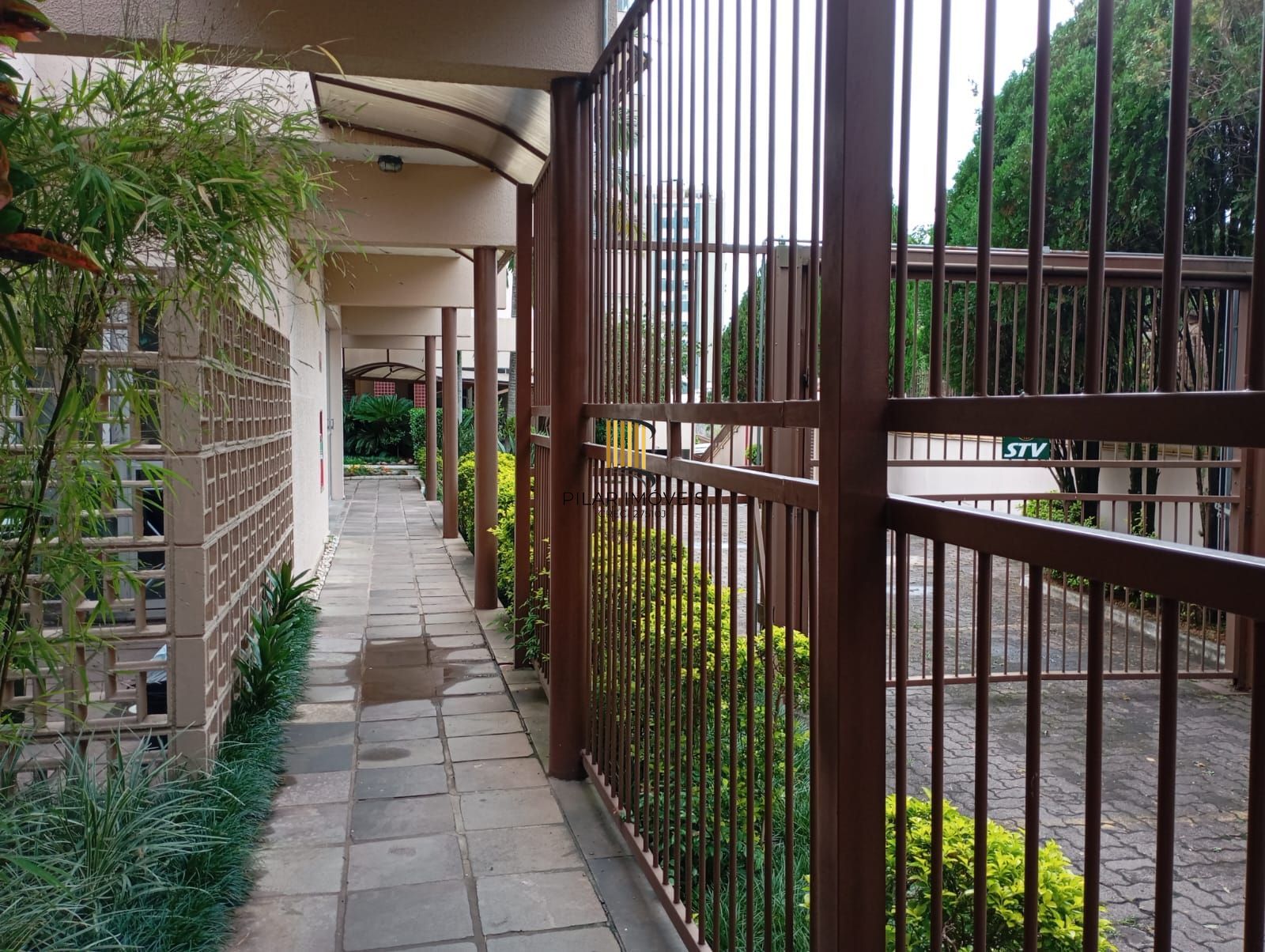 Apartamento com 02 quartos e 01 vaga coberta no Bairro Menino Deus, Porto Alegre