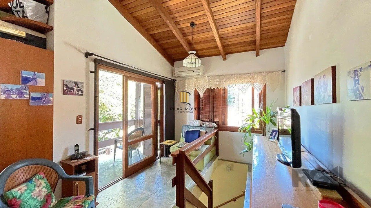 casa com 3 dormitórios, sendo 1 suíte, vaga para 4 carros, no bairro Santana