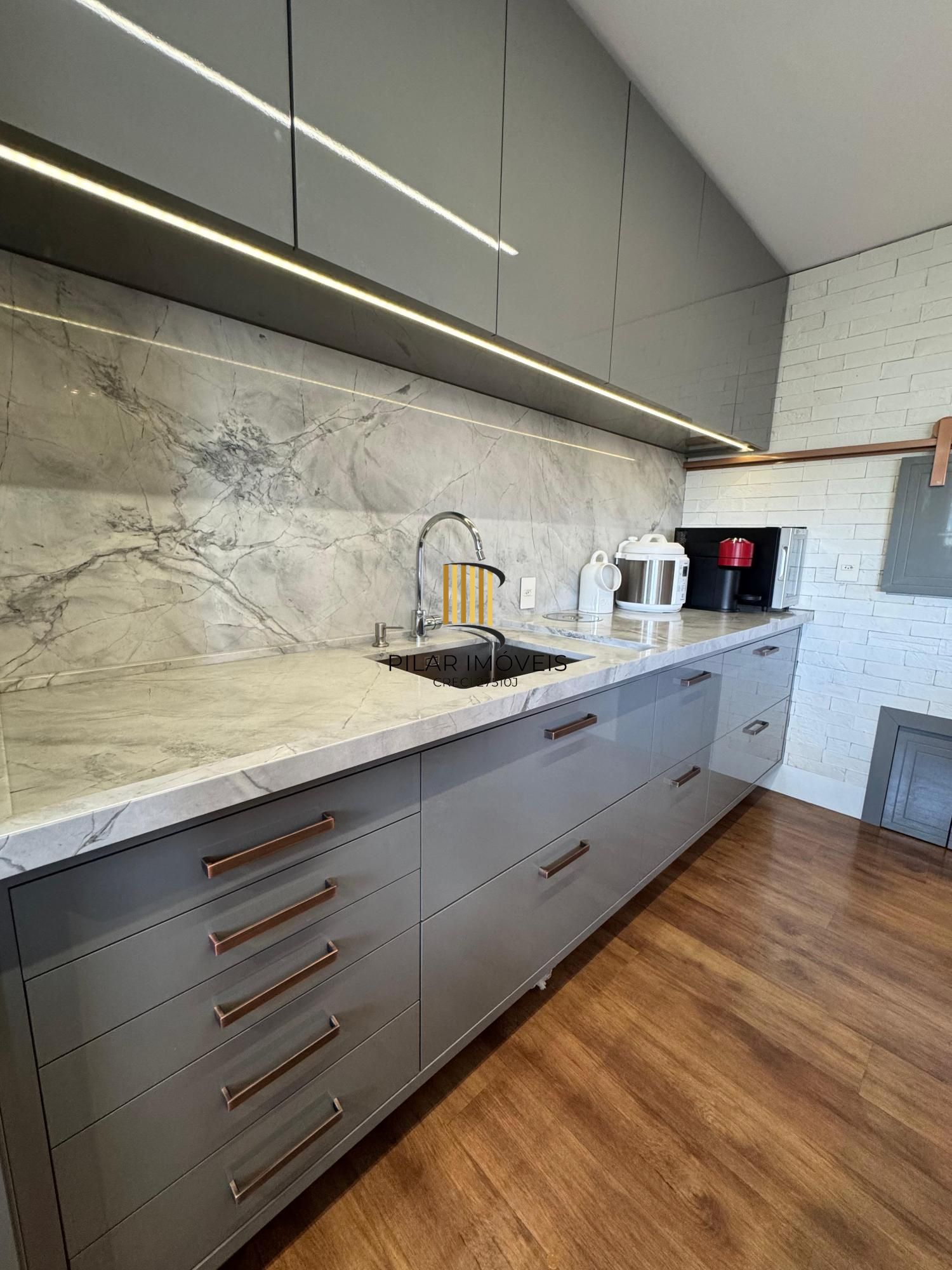 Apartamento com 02 quartos (01 suíte) e 01 vaga escriturada