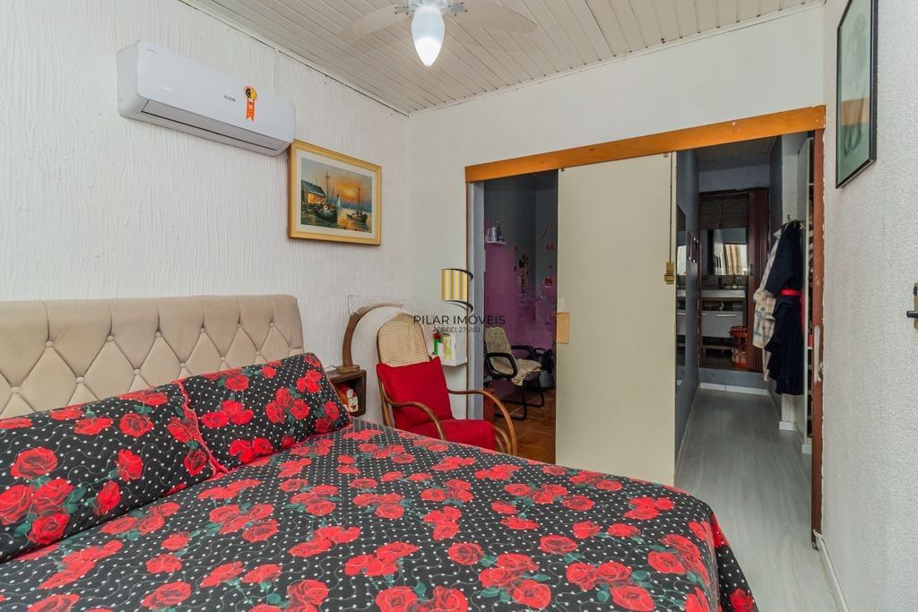 CASA 03 dormitórios, 2 suítes,  216m² privativos  com piscina no BAIRRO MEDIANEIRA