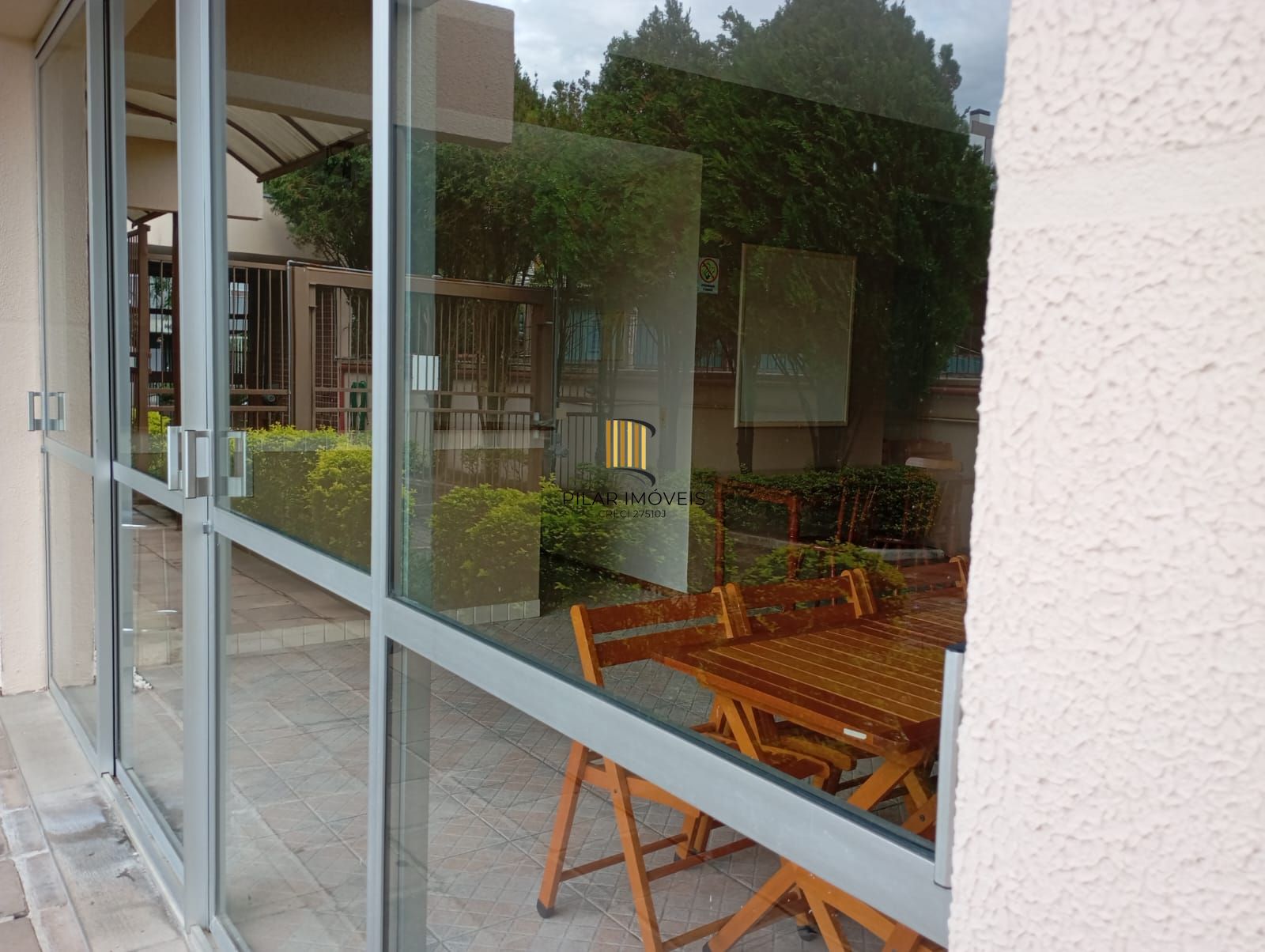 Apartamento com 02 quartos e 01 vaga coberta no Bairro Menino Deus, Porto Alegre