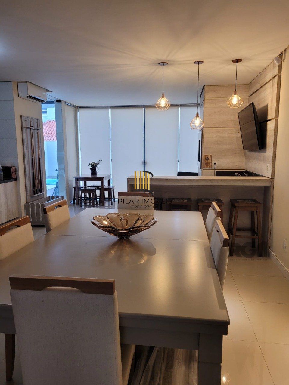 Casa com 3 quartos, 1 suíte, churrasqueira, lareira, 2 vagas de garagem, no bairro Hípica, Porto Alegre/RS