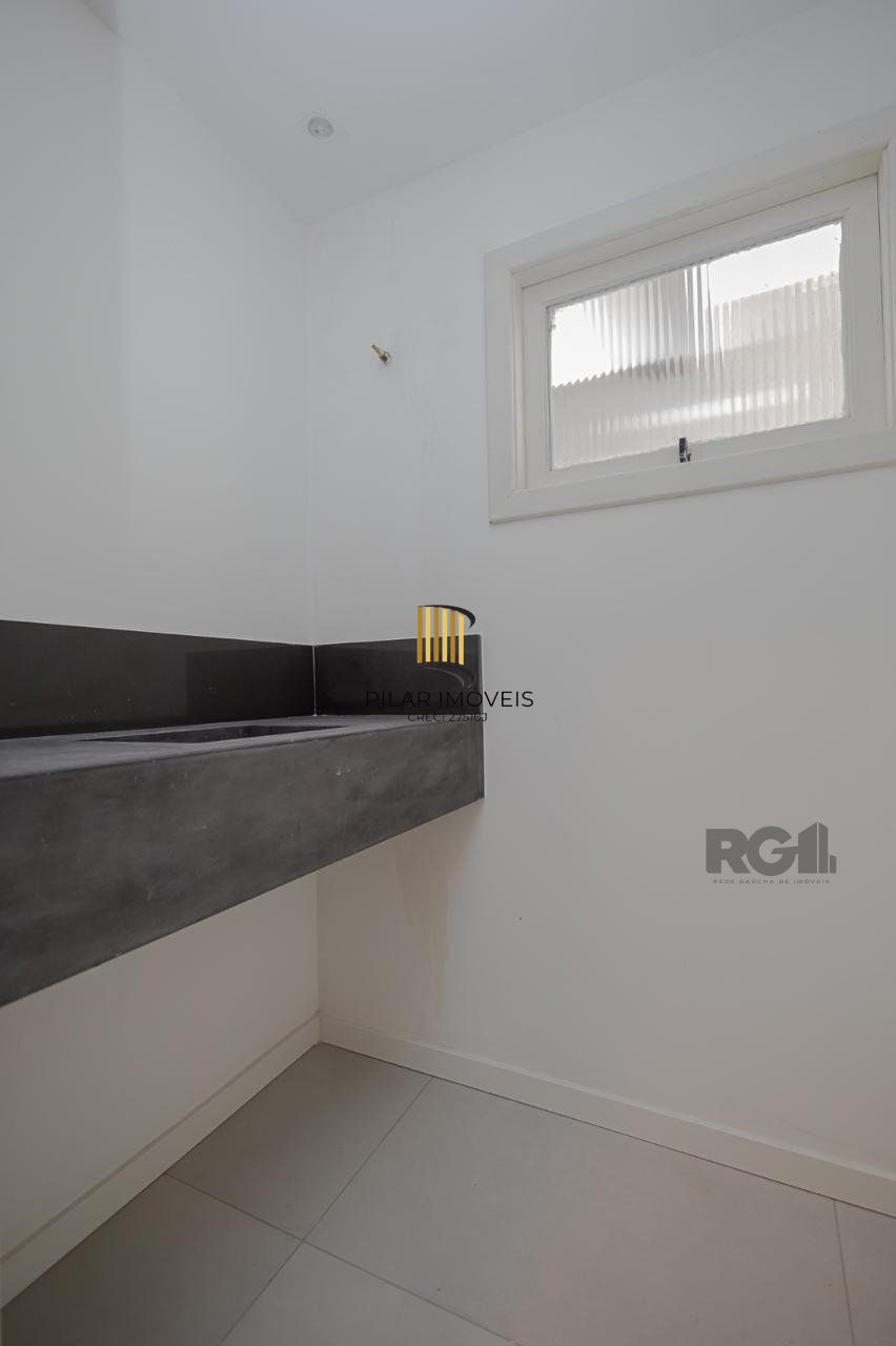 Casa de 3 dormitórios, suíte no bairro Teresópolis com 4 vagas de garagem