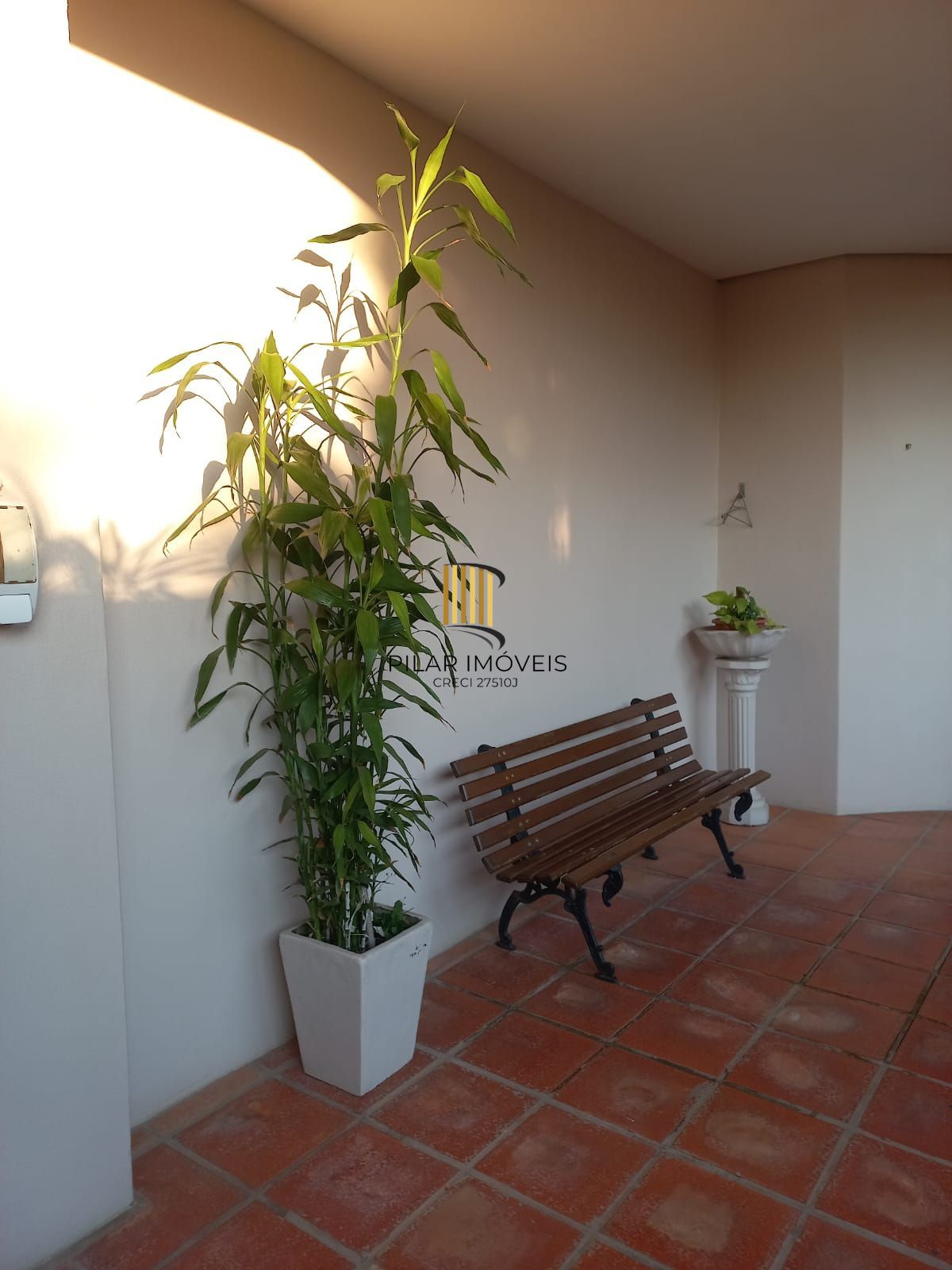 Apartamento 2 dormitórios, lareira, churrasqueira, 1 vaga de garagem escriturada, no Bairro Tristeza em Porto Alegre/RS