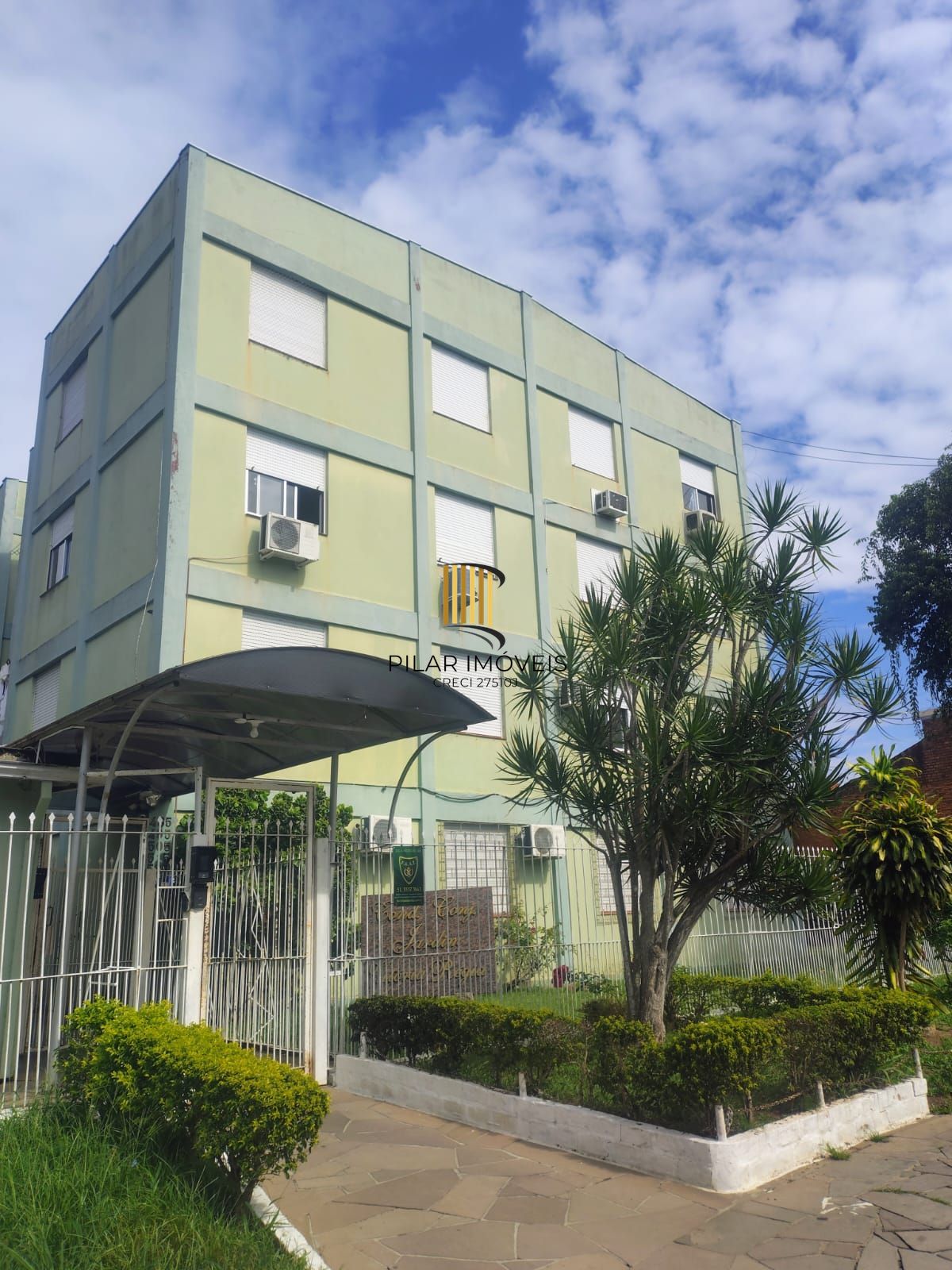 Apartamento de 2 dormitórios , portaria , salão de festas com churrsaqueira !