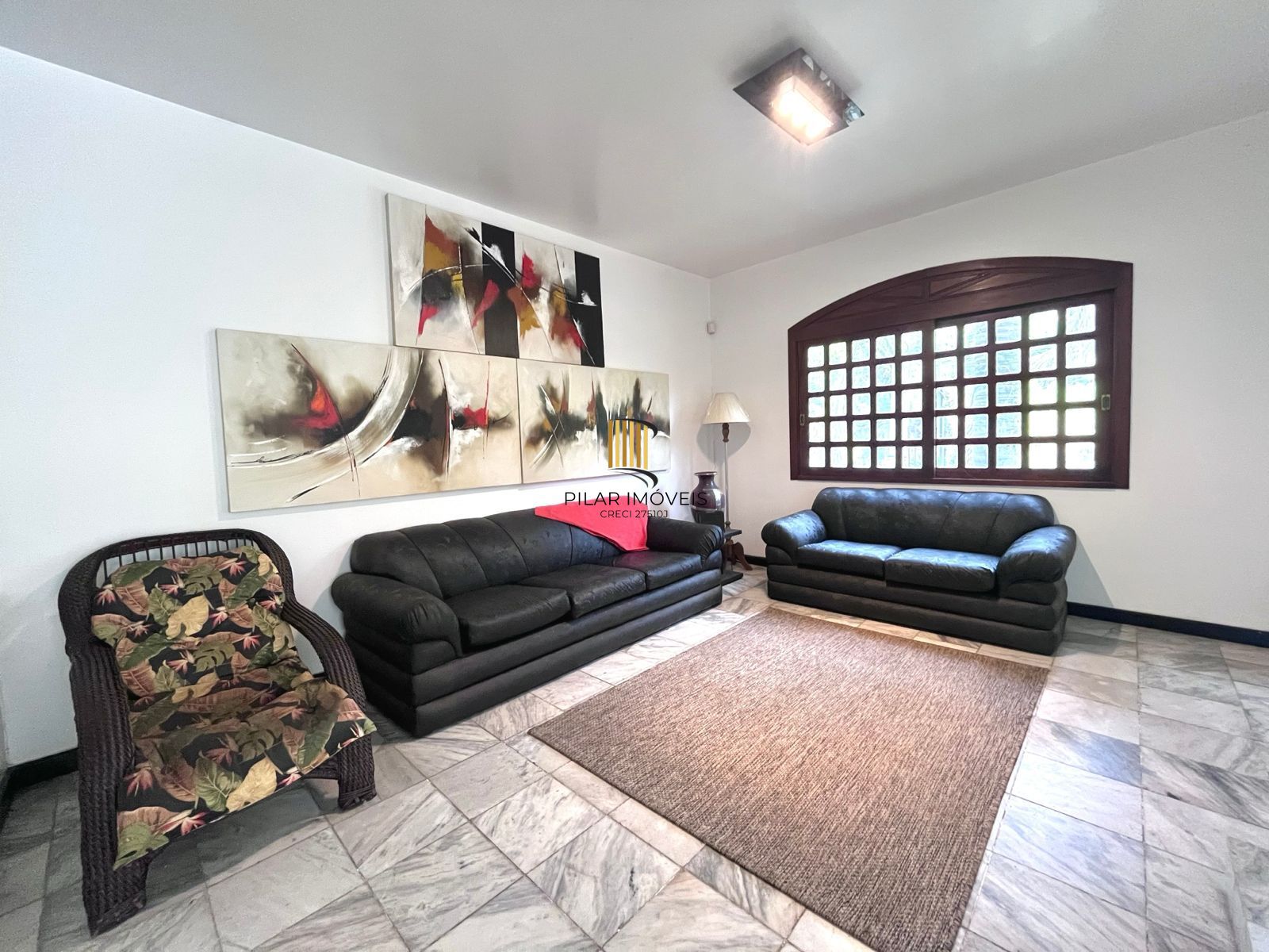 Casa com 04 quartos (01 suíte) 02 vagas no Bairro Jardim Sabará em Porto Alegre