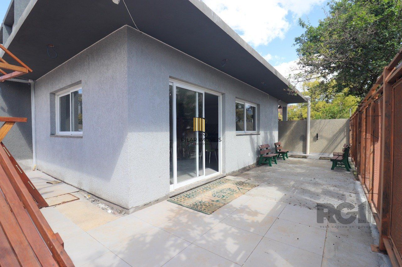 CASA ESTILO SOBRADO COM 2 QUARTOS E PÁTIO, À VENDA NO BAIRRO VILA NOVA, EM PORTO ALEGRE/RS