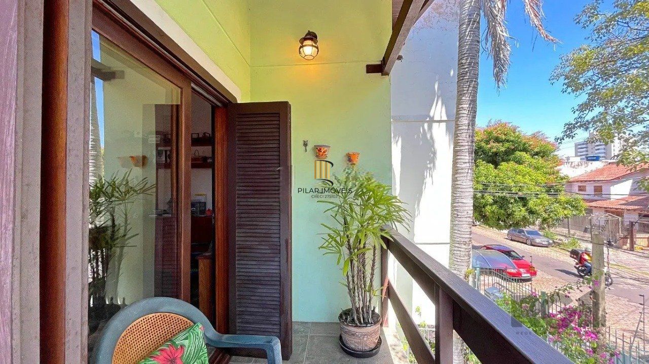 casa com 3 dormitórios, sendo 1 suíte, vaga para 4 carros, no bairro Santana