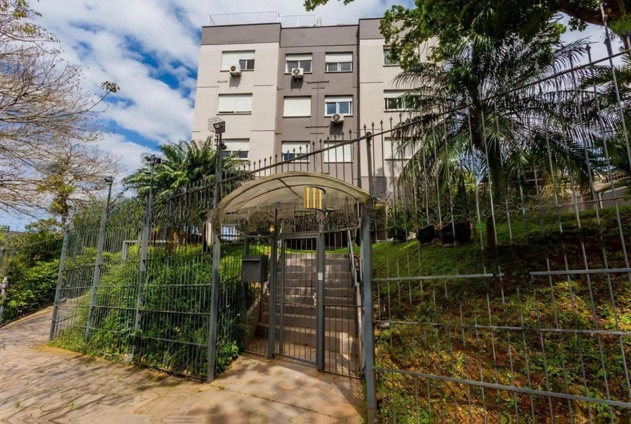 Apartamento com 02 quartos com 01 vaga de garagem coberta e escriturada.