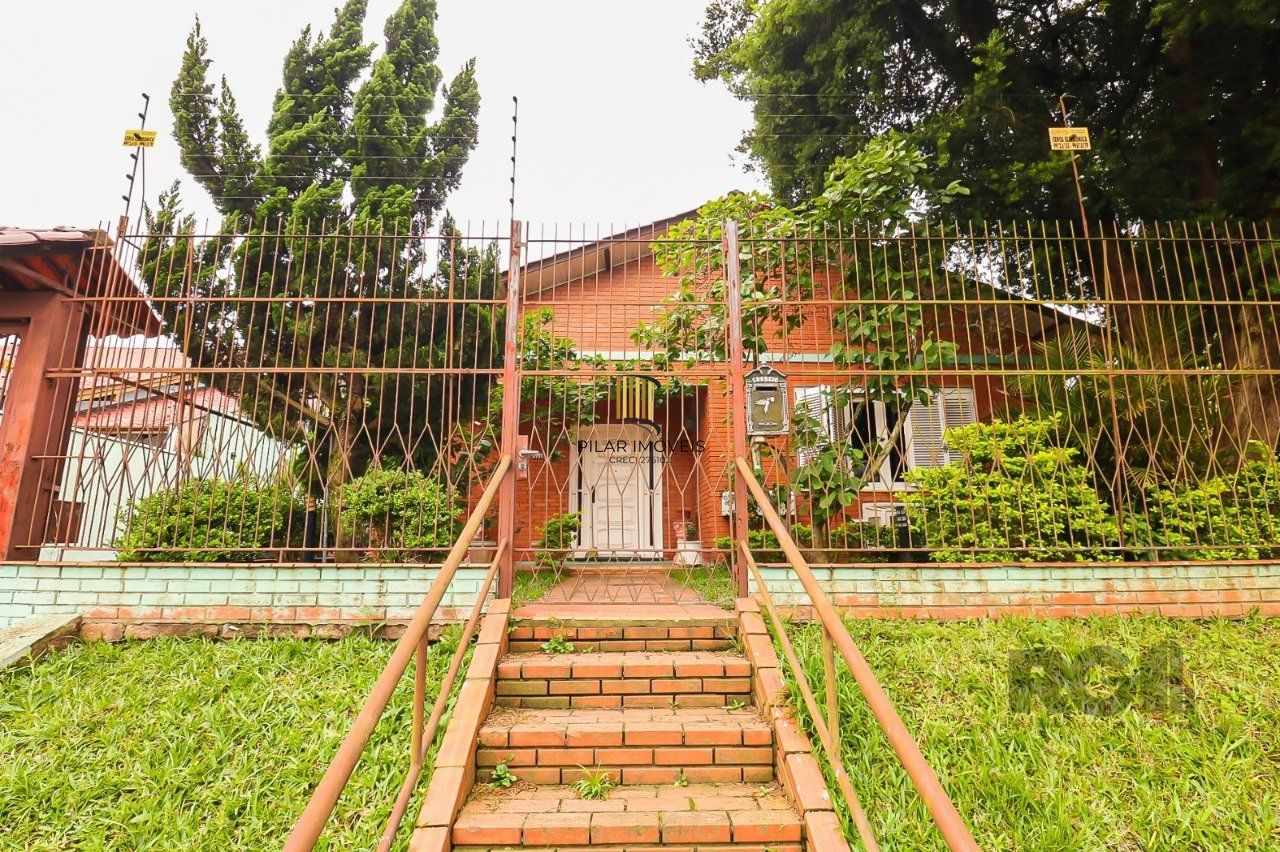 Casa com 2 quartos, vaga de garagem, churrasqueira, com 200m² privativos no centro de Esteio/RS