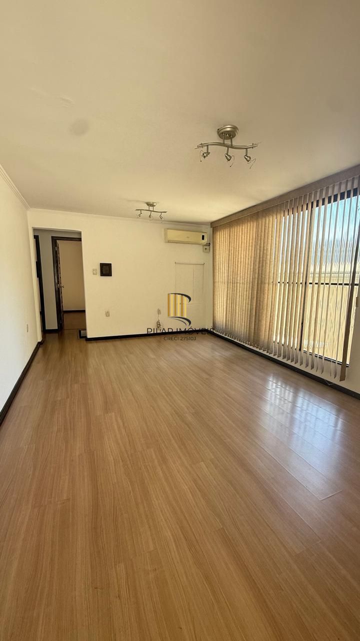 CASA 3 DORMITÓRIOS 4 BANHEIROS 4 VAGAS 1 SUÍTE, PÁTIO NO BAIRRO MEDIANEIRA PORTO ALEGRE/RS