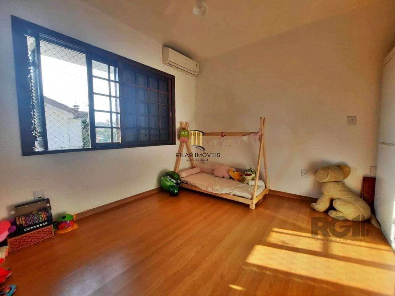 casa em condomínio com 3 dormitórios, sendo 1 suíte e vaga para dois carros no bairro Tristeza