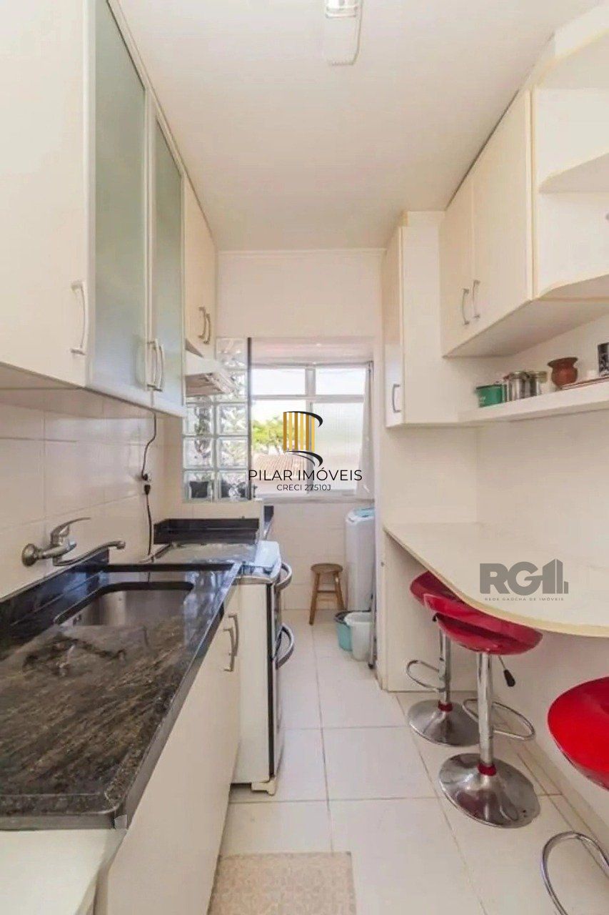 Apartamento com 02 quartos com 01 vaga de garagem coberta e escriturada.
