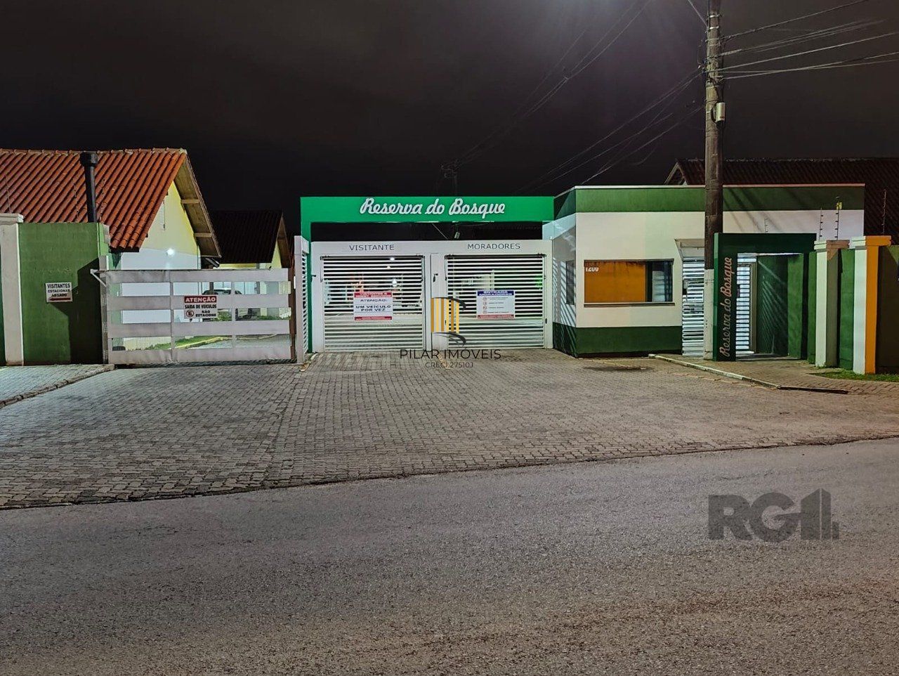Casa com 2 dormitórios em condomínio fechado em Canoias