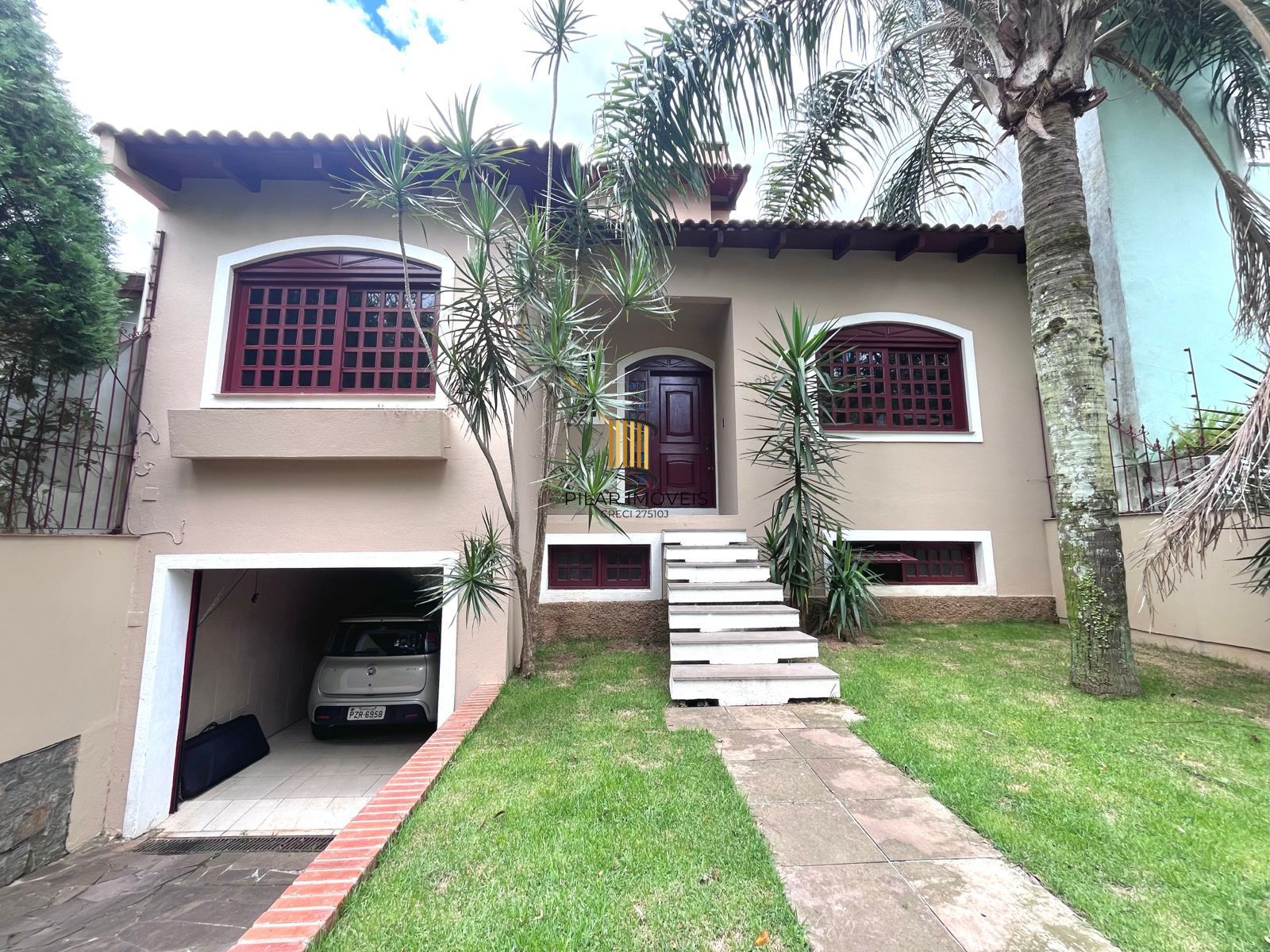 Casa com 04 quartos (01 suíte) 02 vagas no Bairro Jardim Sabará em Porto Alegre