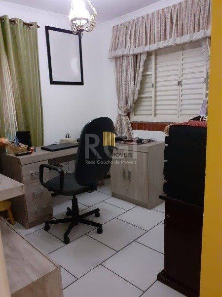 Casa para Venda - 250m², 3 dormitórios, 1 vaga - Camaquã, Porto Alegre