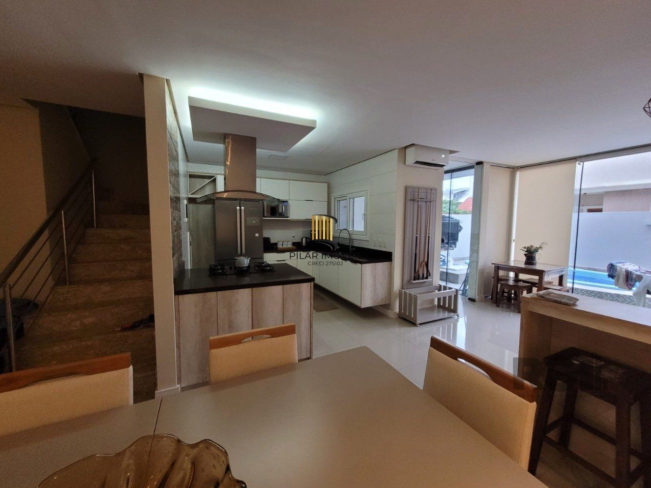 Casa com 3 quartos, 1 suíte, churrasqueira, lareira, 2 vagas de garagem, no bairro Hípica, Porto Alegre/RS