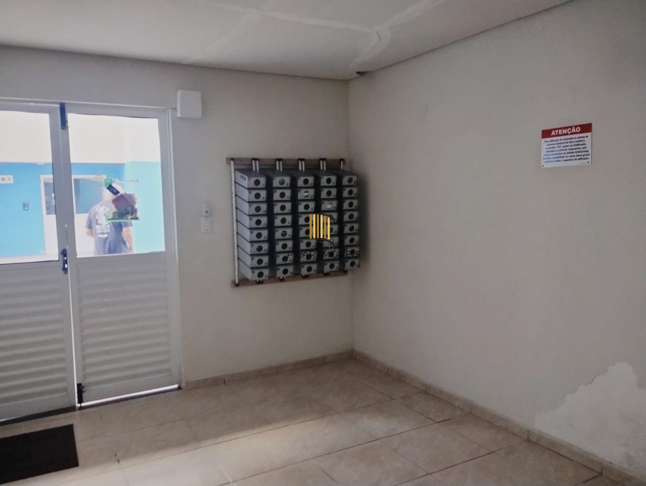 Apartamento de 2 dormitórios com vaga e portaria 24 horas !