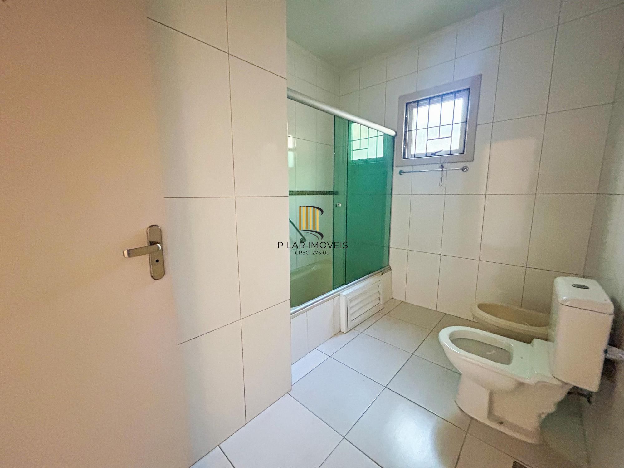 CASA 03 dormitórios, 01 suíte, terraço, pátio, garagens cobertas na VILA NOVA - ótima localização