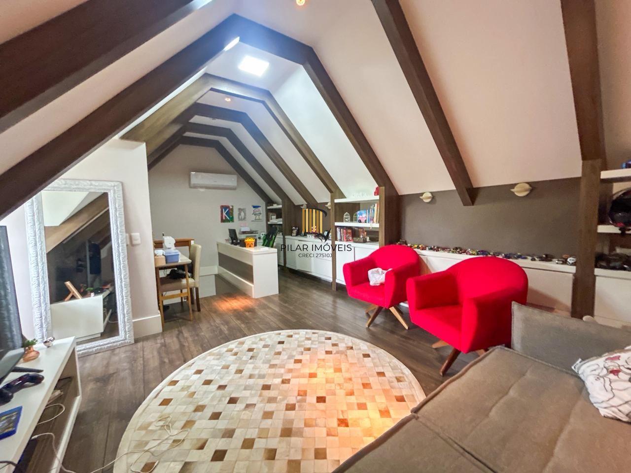 Casa em Condomínio com 03 quartos, 01 suíte e 02 vagas cobertas - Teresópolis