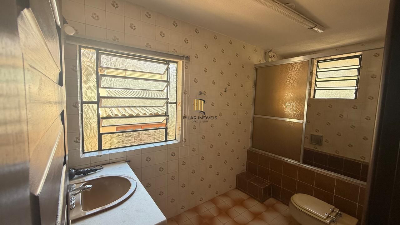 CASA 3 DORMITÓRIOS 4 BANHEIROS 4 VAGAS 1 SUÍTE, PÁTIO NO BAIRRO MEDIANEIRA PORTO ALEGRE/RS