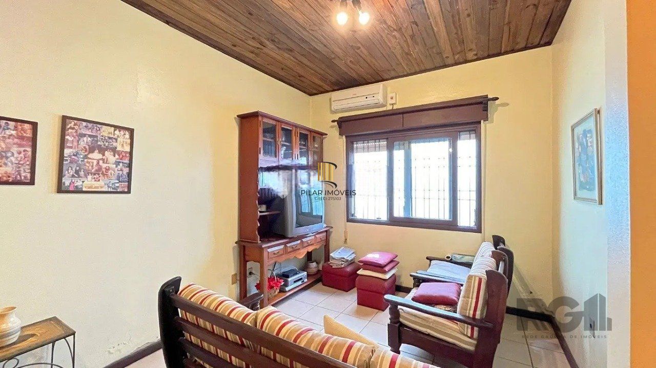 casa com 3 dormitórios, sendo 1 suíte, vaga para 4 carros, no bairro Santana