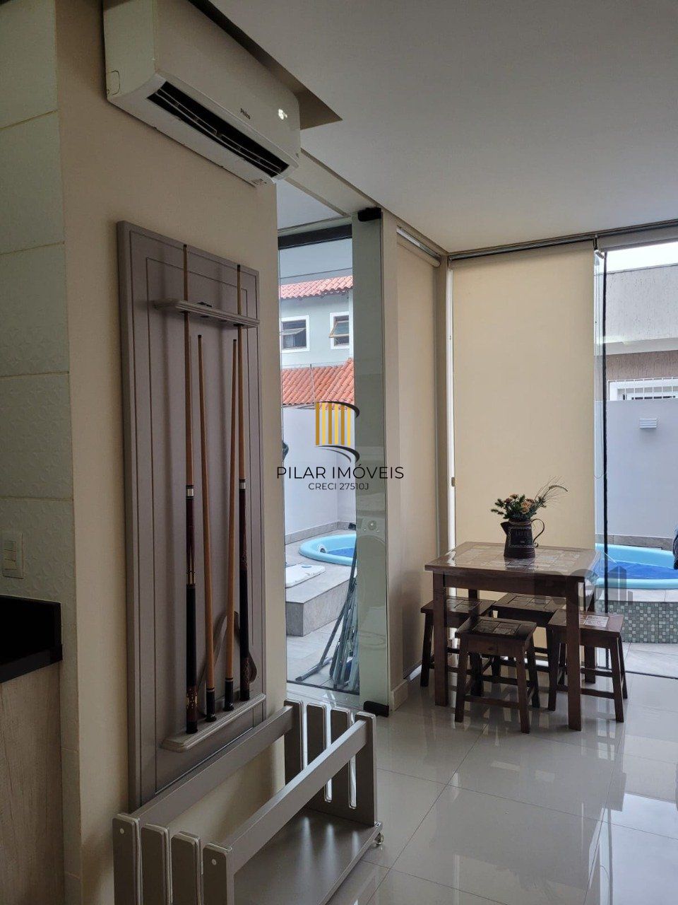 Casa com 3 quartos, 1 suíte, churrasqueira, lareira, 2 vagas de garagem, no bairro Hípica, Porto Alegre/RS