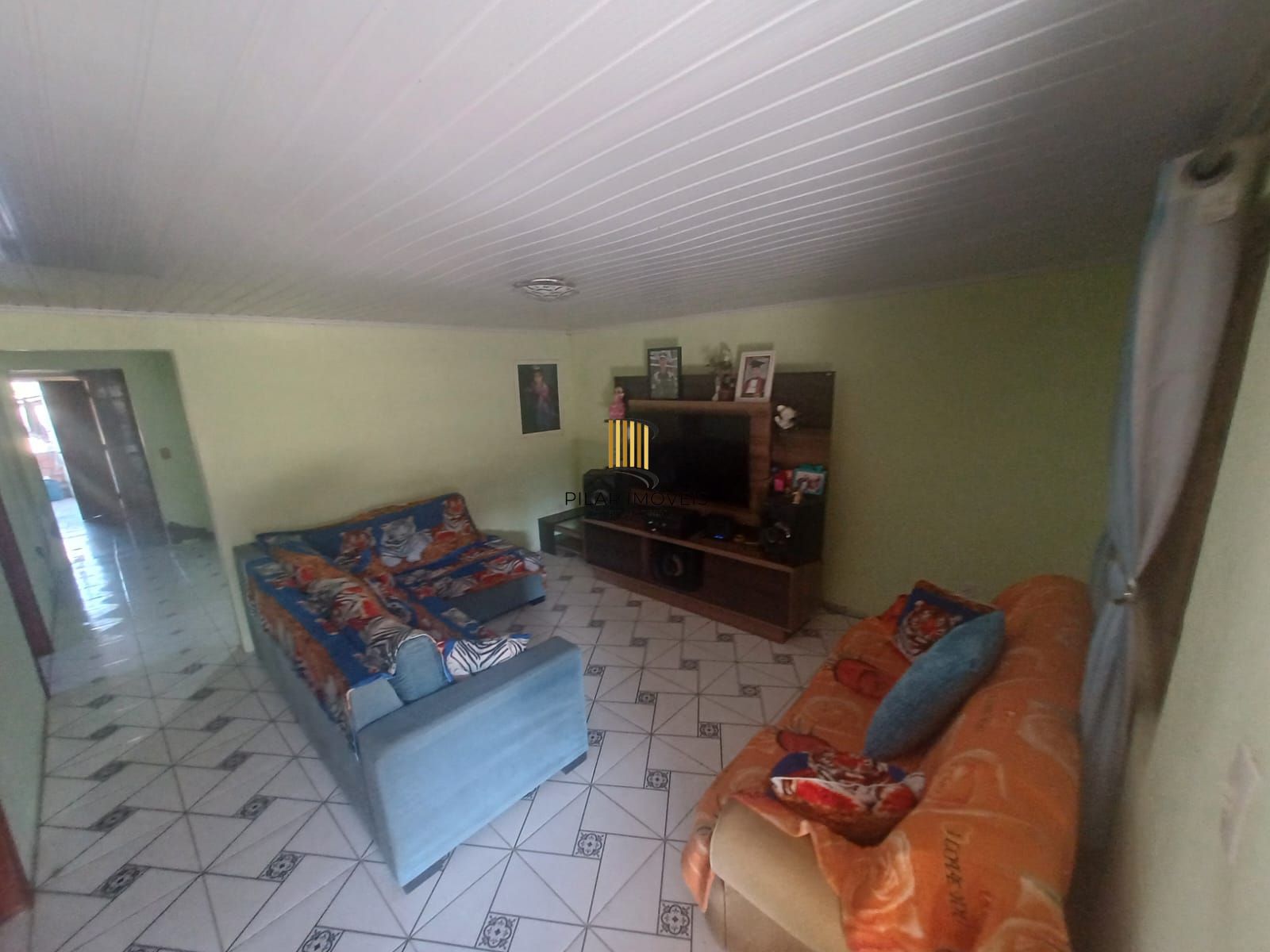 Casa com três dormitórios  e vaga pra dois carros.