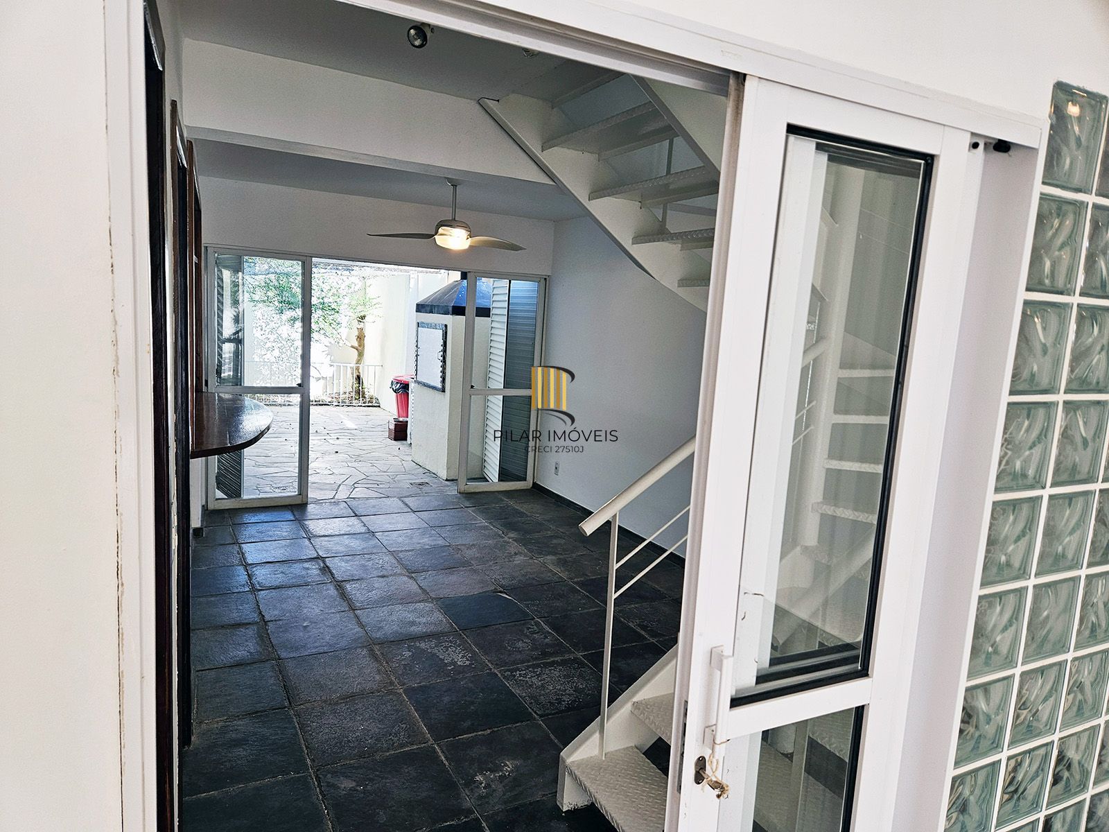 Casa com 4 quartos (02 suítes), 02 vagas cobertas no Bairro Ipanema