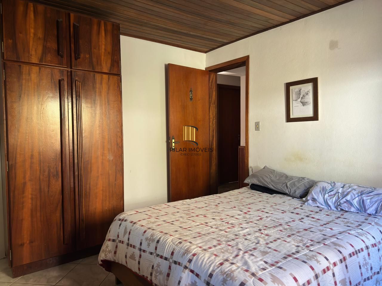 Imóvel com 4 dormitórios e casa auxiliar nos fundos do terreno