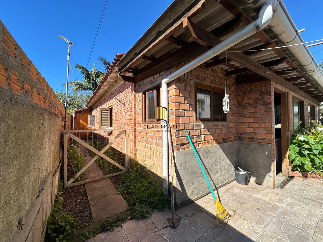 Imóvel com 4 dormitórios e casa auxiliar nos fundos do terreno