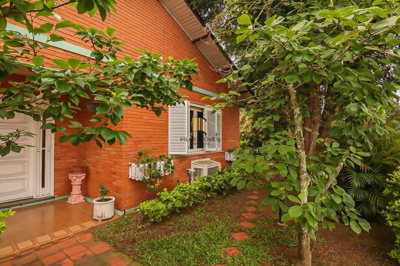 Casa com 2 quartos, vaga de garagem, churrasqueira, com 200m² privativos no centro de Esteio/RS