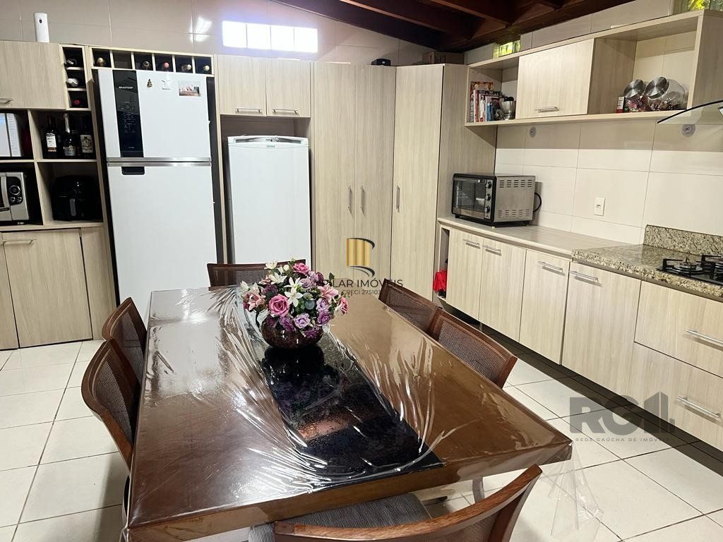 Casa com 3 dormitórios no bairro Morro Santana