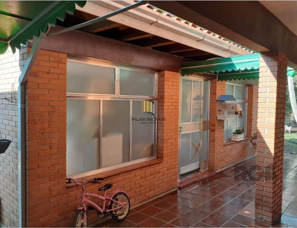 Casa com 2 quartos, vaga de garagem, churrasqueira, com 200m² privativos no centro de Esteio/RS