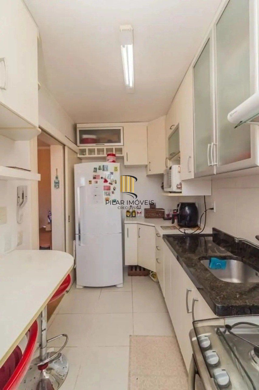Apartamento com 02 quartos com 01 vaga de garagem coberta e escriturada.