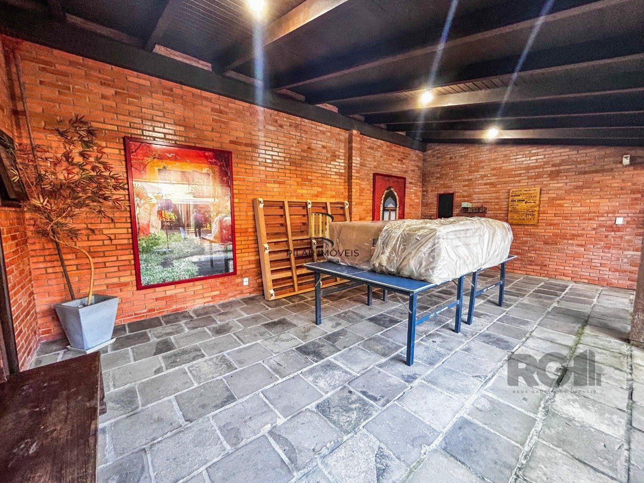 Casa 3 dormitórios, suíte, lareira, churrasqueira,, pátio, vaga garagem com 309 m² privativos.