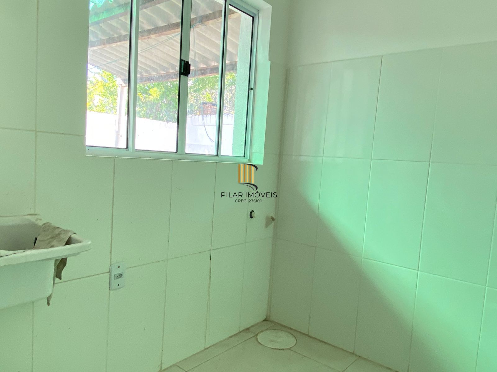 Casa de (3)três quartos, sendo uma suíte com duas vagas de garagem.