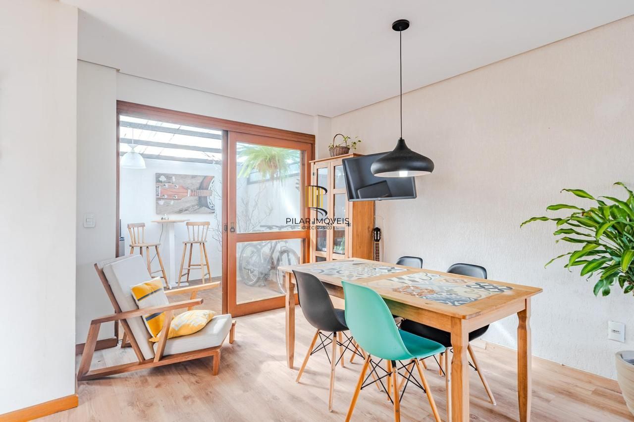 Casa em condomínio 3 dormitórios e sótão bairro Cristal