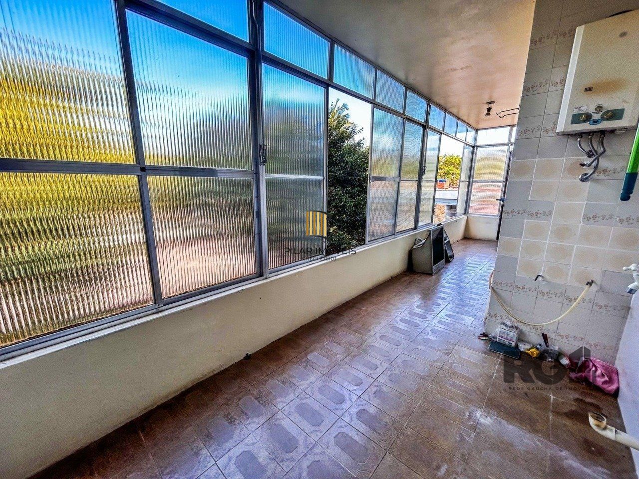 Casa com 2 salas comerciais, 3 quartos, vaga de garagem churrasqueira, suíte, no bairro Cavalhada, Porto Alegre/RS