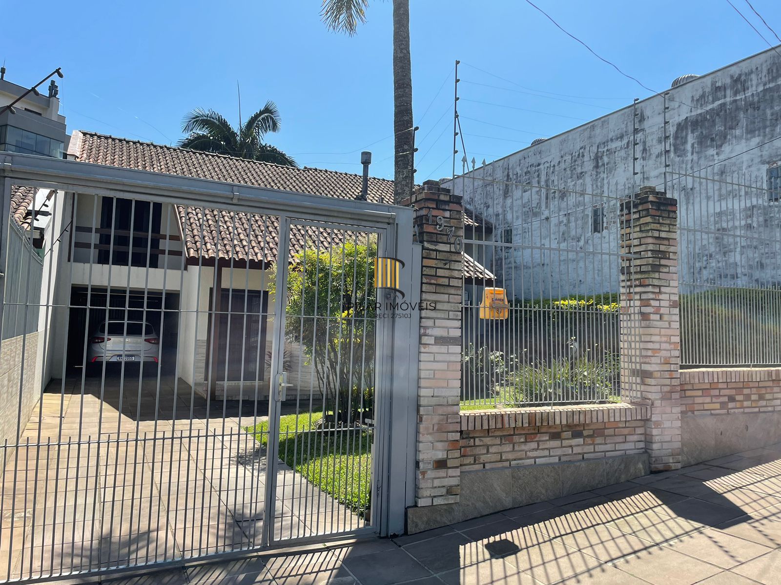 CASA COM PISCINA NA TRISTEZA