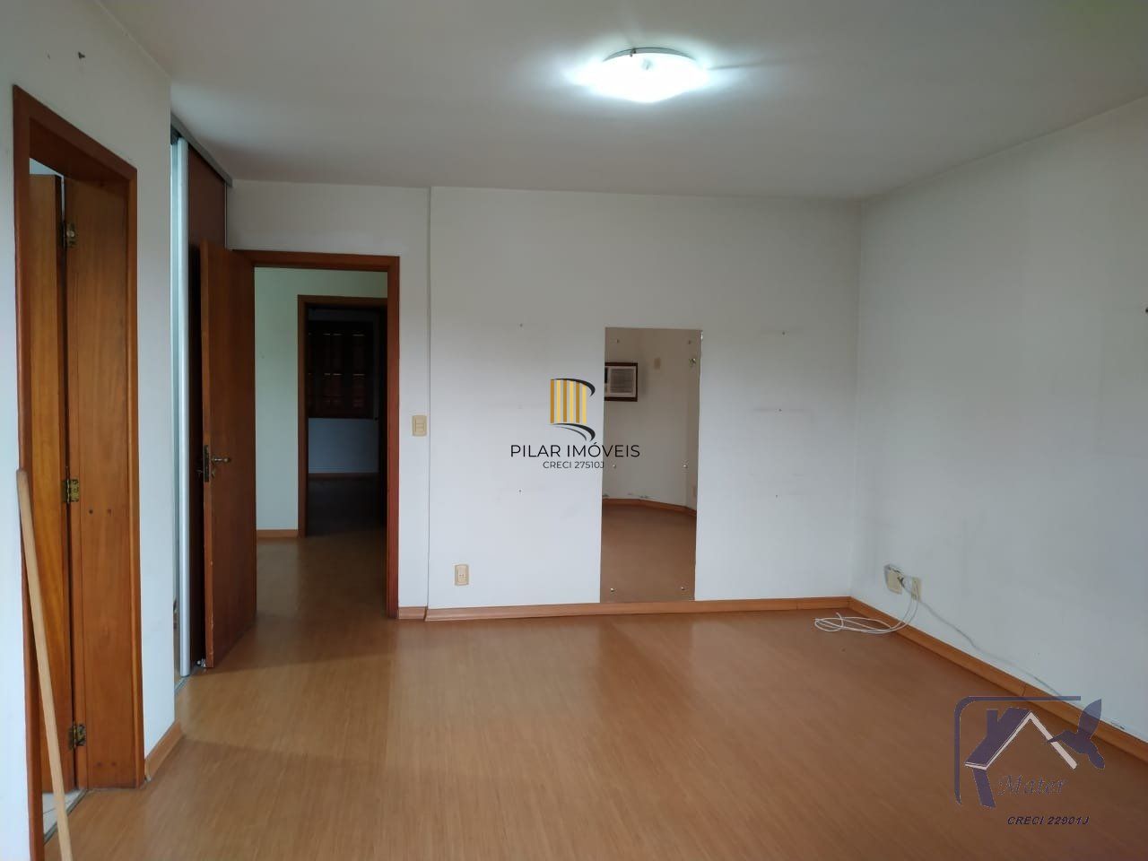 CASA COM 220m², 3 DORMITORIOS, SUITE, 4 VAGAS DE GARAGEM COBERTAS, BAIRRO IPANEMA, EM PORTO ALEGRE, RS
